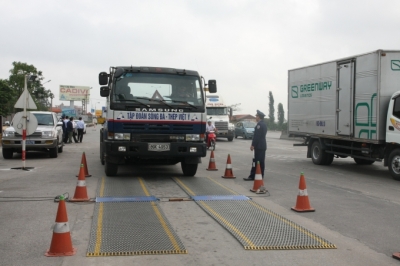 Chế độ mới đối với lực lượng kiểm tra trọng tải xe